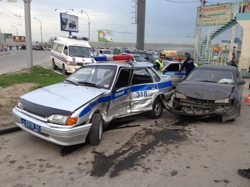 Авария с патрульным автомобилем в Новосибирске 2.jpg